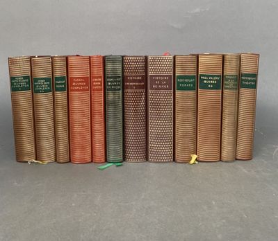 un ensemble de cinq livres superposés