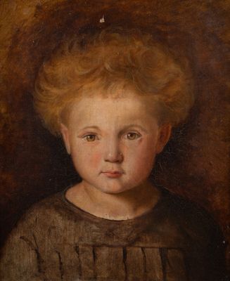 portrait d'un jeune garçon vêtu d'une chemise marron