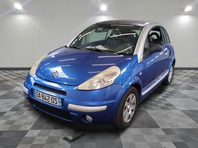 la photo d'une petite voiture bleue garée dans un garage