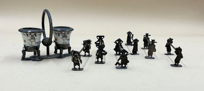 de nombreuses figurines représentant des personnes debout en cercle