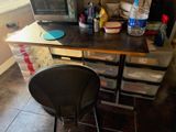 un bureau avec un micro-ondes et une chaise devant