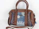 sac à main en cuir marron orné d'un motif bleu et blanc