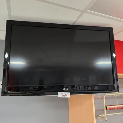 un téléviseur à écran plat fixé au mur d'une pièce