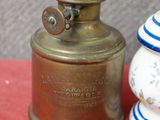 un petit vase orné d'une couronne, à côté d'un autre petit vase