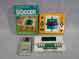 deux jeux vidéo et une télécommande posés sur la table
