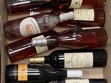 plusieurs bouteilles de vin dans une caisse sur la table