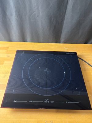 un gros plan sur une plaque de cuisson noire posée sur une table en bois