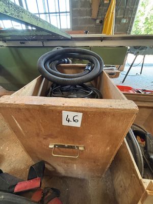 une photo d'un bateau dans lequel se trouvent de nombreux outils