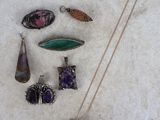 beaucoup de bijoux posés à même le sol