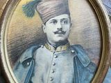 une vieille photo d'un homme en uniforme militaire, dans un cadre