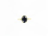un gros plan d'une bague sertie d'un saphir