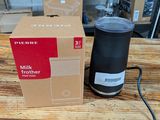 une brique de lait posée à côté d'une tasse de café sur une table