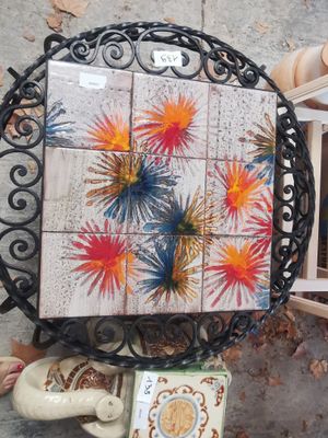 une photo d'une table sur laquelle se trouve une image