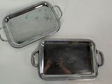 deux plateaux en argent posés sur une table blanche