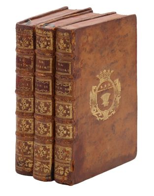 Les quatre livres sont alignés les uns à côté des autres sur une surface blanche.