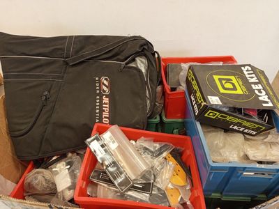 1 palette d'accessoires de nautismes comprenant des housses,…