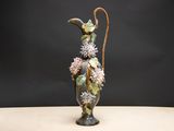 un vase contenant des fleurs, posé sur une table