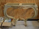 une table placée au milieu d'une pièce