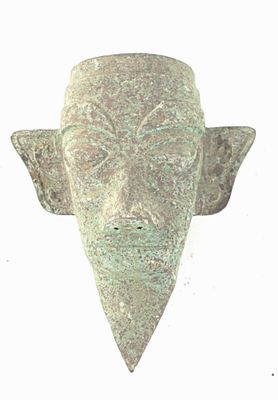 une image représentant une sculpture représentant une tête sur fond blanc