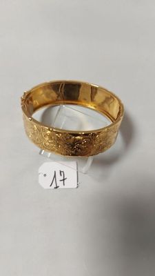 gros plan d'une bague en or sur une surface blanche