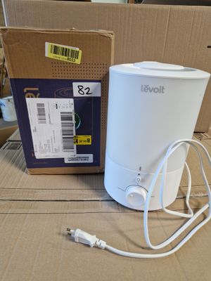une boîte sur laquelle se trouvent un humidificateur blanc et un chargeur