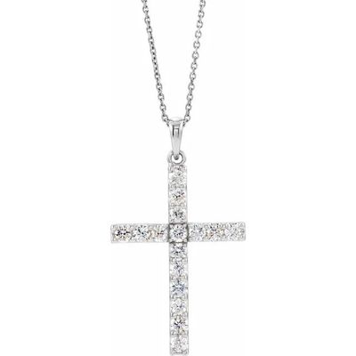 un pendentif en forme de croix en diamant, suspendu à une chaîne, sur fond blanc
