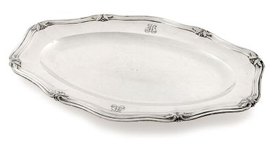 une assiette en argent ornée d'un motif décoratif sur le bord