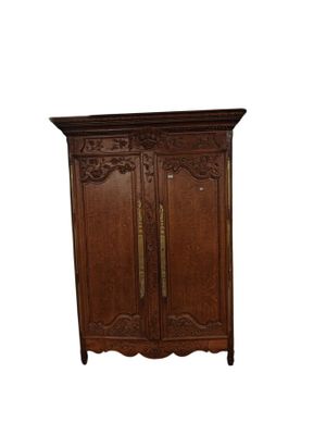 Armoire en chêne mouluré et sculpté à décor d'un panier fleu…