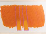 un tableau orange et violet accroché à un mur blanc, dans un cadre blanc