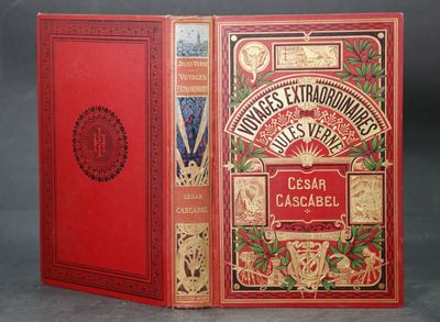 un vieux livre à la couverture rouge posé sur une table