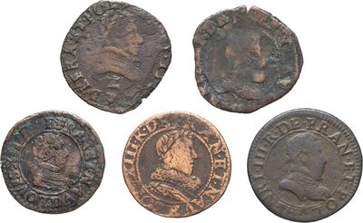 un ensemble de quatre pièces de monnaie romaines antiques sur fond blanc