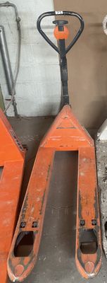 deux fourchettes posées l'une à côté de l'autre sur le sol