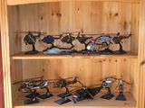une vitrine contenant tout un tas de véhicules militaires miniatures