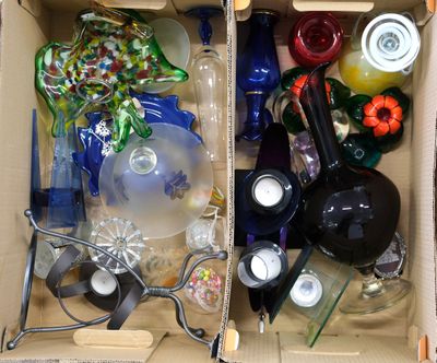 une boîte en carton remplie d'objets en verre de toutes sortes