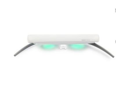 une image représentant une paire de lunettes sur laquelle sont fixées des lumières vertes
