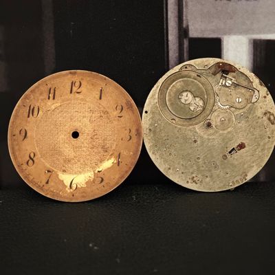 deux horloges placées l'une à côté de l'autre sur une table