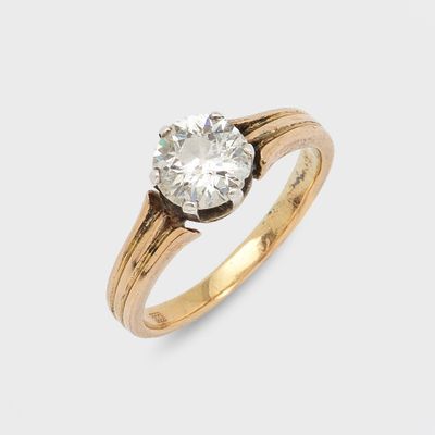 une bague en or et diamants, ornée d'une seule pierre au centre