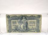 une photo d'un ancien billet de banque exposé dans une vitrine
