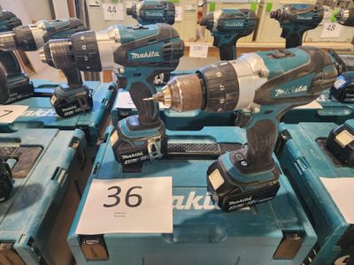 de nombreux types d'outils électriques exposés dans un magasin