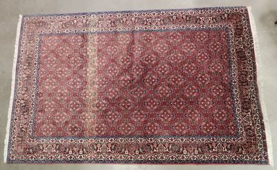 Tapis mécanique à décor de fleurettes et de plumes sur fond …