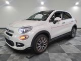Le SUV Fiat blanc est garé sur un sol en carrelage à damier.