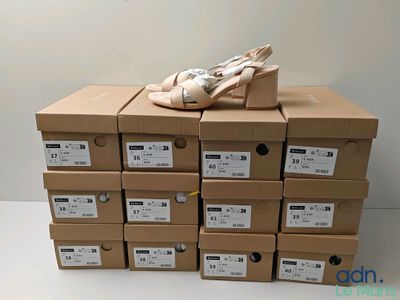 une pile de cartons sur laquelle est posée une paire de chaussures