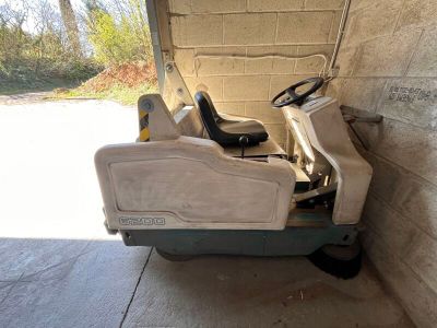 un petit véhicule garé dans un garage