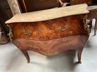 une commode en bois avec un plateau en marbre