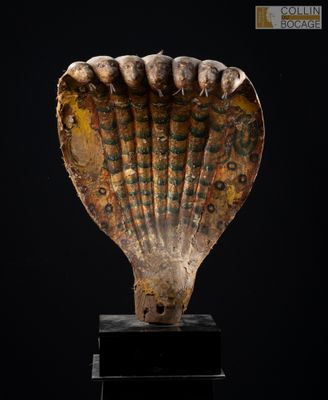 un gros plan d'une sculpture représentant un coquillage sur une surface noire