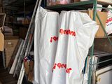 toutes ces boîtes qui se trouvent sur les étagères du garage