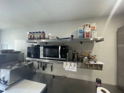 un micro-ondes et un four à micro-ondes dans une petite cuisine