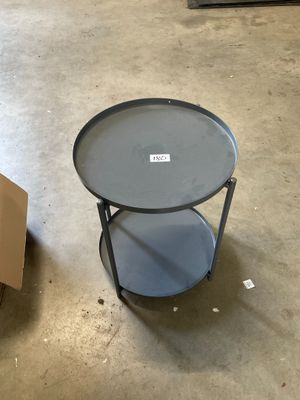 une table sur laquelle est posé un plateau