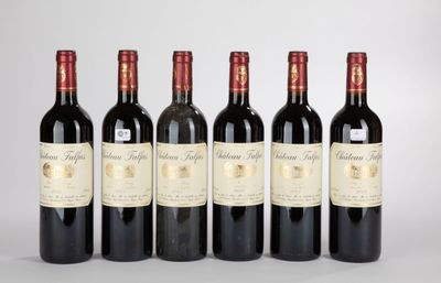 six bouteilles de vin rouge alignées