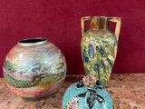 deux vases posés sur une table, avec un mur rouge en arrière-plan